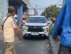 Tidak Bertanggung Jawab, Mobil SUV Putih Tabrak Lari Sebuah Motor di Flyover Lamaran