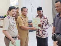 BPN Bersama Bupati Karawang Serahkan Ratusan Sertipikat PTSL Kepada Masyarakat