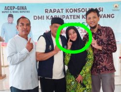 ASN Kemenag Karawang Foto Salam Satu Jari Bareng Cabup 01, Melanggar Aturan?
