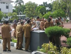 Takut Kena Punishment? Potret ASN Karawang Berebut Absen Kehadiran Saat Apel Pagi