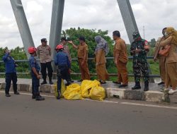 DLHK Karawang Sidak ke Lokasi Penemuan Limbah Medis di Jembatan Bojong Tugu