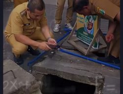 Aksi Bupati Aep Tinjau Draenase Mampet Yang Kerap Dikeluhkan Warga di Tuvarep