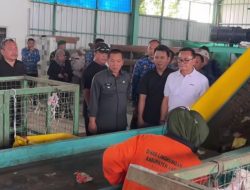 Bupati Aep Bersama Sekda Meninjau Pengolahan Sampah TPST Mekarjati