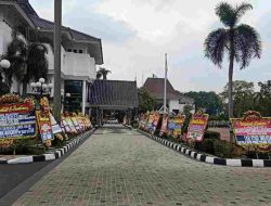 Jelang Aep – Maslani di Lantik, Pemkab Karawang Dibanjiri Karangan Bunga!