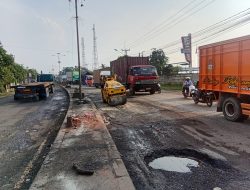 Disentil Bupati Karawang, Satker PU Janji Segera Perbaiki Jalan Nasional Rusak di Jatisari Pekan Ini