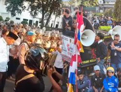 Aksi Demonstrasi Aliansi Mahasiswa di Gedung DPRD Karawang Berjalan Kondusif!