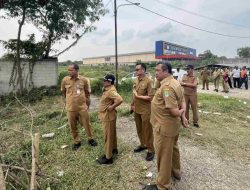 Dipimpin Sekda Aang, Pemkab Karawang Lakukan Pembersihan Jalan Interchange Dari Rumput Dan Ilalang!