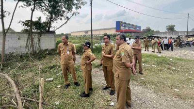 Dipimpin Sekda Aang, Pemkab Karawang Lakukan Pembersihan Jalan Interchange Dari Rumput Dan Ilalang!