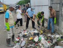 Gelar Jumat Bersih, DLH Karawang Ajak Masyarakat Jaga Kebersihan Lingkungan!
