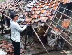 Rumah Warga Di Tambaksumur Roboh Diterjang Hujan, Pemilik Harapkan Realisasi Program Rulahu Pemkab Karawang