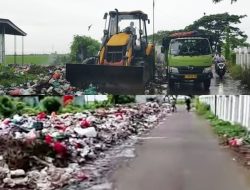Respon Aduan Warga, DLH Karawang Langsung Bersihkan TPS3R Di Desa Kutagandok