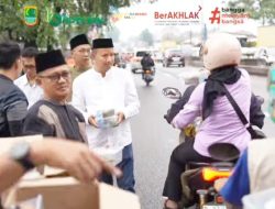 Menjalin Silaturahmi Dengan Masyarakat, Bapenda Karawang Bagikan Ratusan Paket Takjil