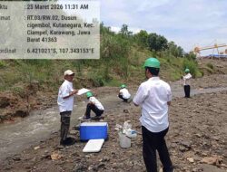 Dugaan Pencemaran Sungai Cigembol Terus Didalami, DLH Jabar Didampingi DLH Karawang Ambil Sampel Air
