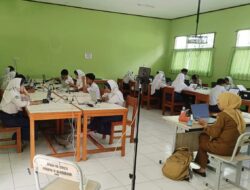 Terkendala Sarana, Pelaksanaan TKA Jenjang SMP Di Karawang Masih Diwarnai Pinjam Sewa Komputer