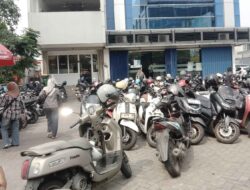 Diduga Parkir Liar Di Kawasan Galuh Mas Karawang Pasang Tarif Mencekik Warga