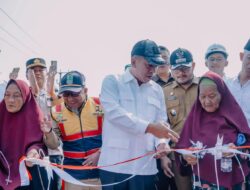Bupati Karawang Gandeng Mak Resih Dan Mak Halimah Resmikan Jembatan Di Telukjambe Timur