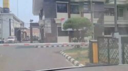 Bikin Ribet Masyarakat, Barrier Gate Gerbang Polresta Karawang Di Kritik PERADI