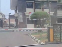 Bikin Ribet Masyarakat, Barrier Gate Gerbang Polresta Karawang Di Kritik PERADI